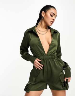 I Saw It First - Utility-Playsuit aus khakifarbenem Satin mit tiefem Ausschnitt-Grün