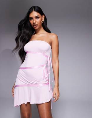 I.AM.GIA - Arly - Robe bandeau courte près du corps avec ruban contrastant en satin et ourlet asymétrique - Rose pastel
