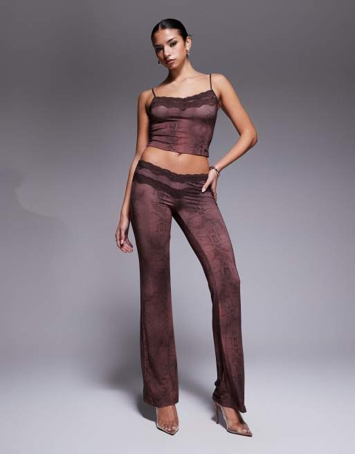 I.AM.GIA – Beau – Set mit Camisole-Oberteil mit Spitzenborte und Schlaghose in braunem Schlangenmuster, 3 von 3