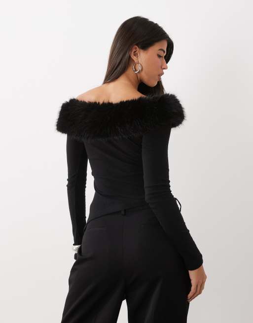 I.AM.GIA Cecily bardot top med asymmetrisk strik og imiteret pelskant i sort, 4 af 4