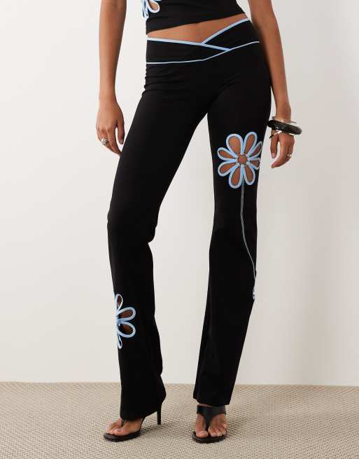 I.AM.GIA - Daisy - Pantalon évasé d'ensemble en coton mélangé à fleurs contrastantes - Noir et bleu pastel, 2 de 5