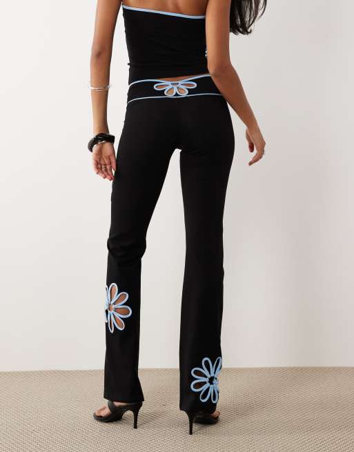 I.AM.GIA - Daisy - Pantalon évasé d'ensemble en coton mélangé à fleurs contrastantes - Noir et bleu pastel, 5 de 5
