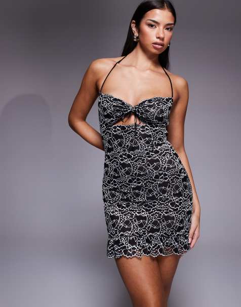 I.AM.GIA – Neckholder-Minikleid aus kontrastierender Spitze in Schwarz und Weiß mit Cut-out, gebundener Vorderseite und Schmucksteinbesatz - view 1