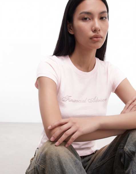 I.AM.GIA – Odezia – Figurbetontes T-Shirt in Babyrosa mit Kappärmeln und strassverzierter „Financial Advisor“-Grafik - view 1