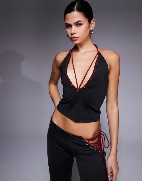 I.AM.GIA – Onyx – Krótki czarny top z dekoltem typu halter, przelotkami i kontrastowym czerwonym wiązaniem, część zestawu - view 1