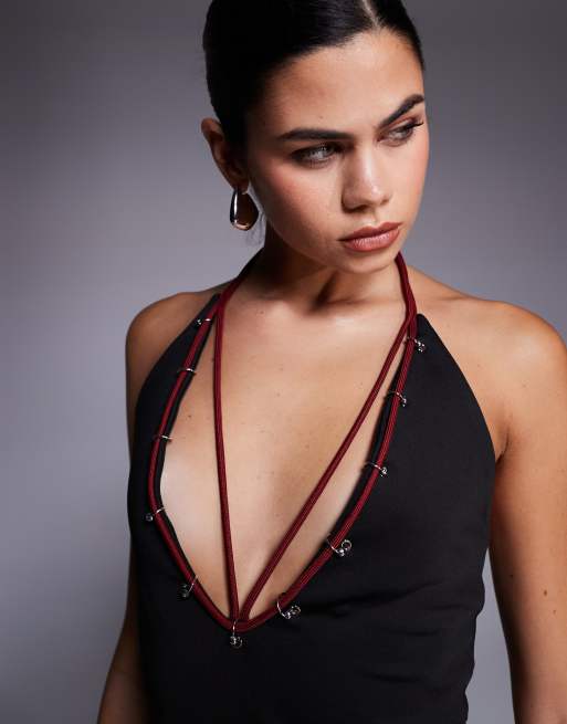 I.AM.GIA – Onyx – Krótki czarny top z dekoltem typu halter, przelotkami i kontrastowym czerwonym wiązaniem, część zestawu, 2 z 4