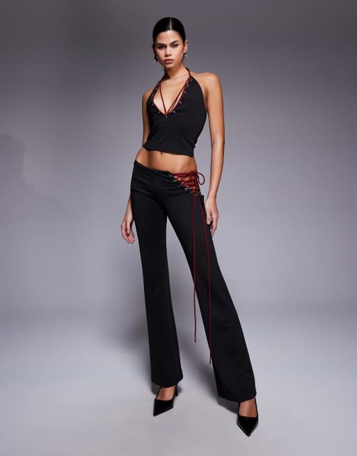 I.AM.GIA – Onyx – Krótki czarny top z dekoltem typu halter, przelotkami i kontrastowym czerwonym wiązaniem, część zestawu, 4 z 4