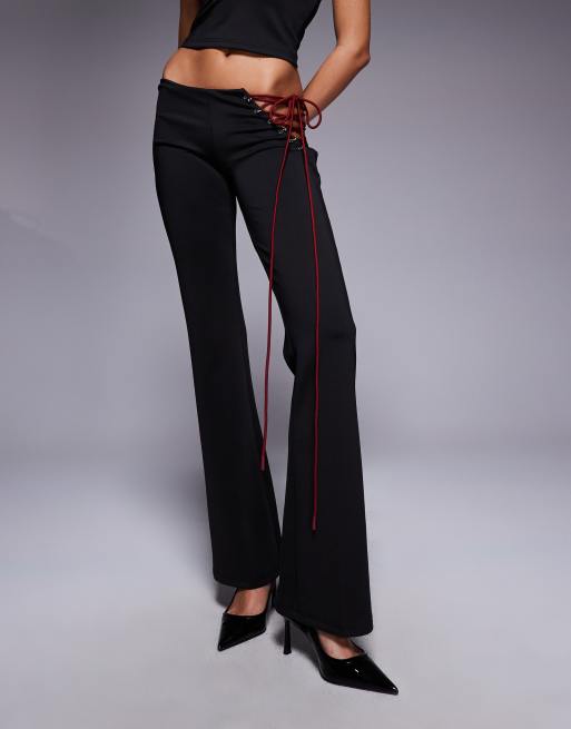 I.AM.GIA - Onyx - Pantalon évasé d'ensemble à taille basse avec œillets et lacets - Noir et rouge, 2 de 5