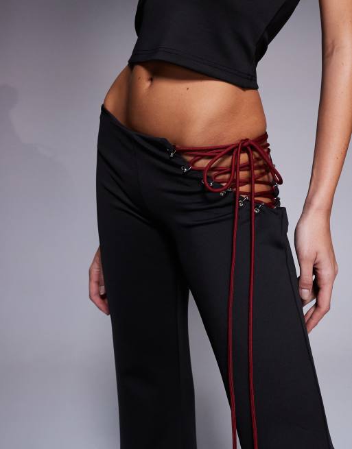 I.AM.GIA - Onyx - Pantalon évasé d'ensemble à taille basse avec œillets et lacets - Noir et rouge, 4 de 5