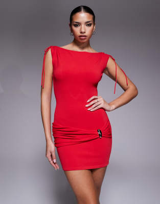 I. AM. GIA - Sugar - Minikleid in Rot mit U-Boot-Ausschnitt, gerafftem Detail, Rückenausschnitt und seitlichem Metallbes...