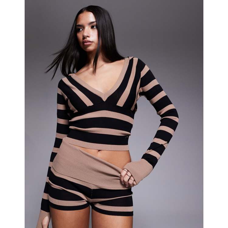 I.AM.GIA Suzi V-neck long sleeve fitted hooded sweater in black
