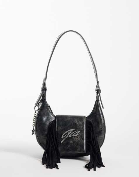 I.AM.GIA Tia Schultertasche aus strukturiertem Kunstleder mit Chrom-Logodetail und Fransen vorne, verstellbar, in verwaschenem Schwarz - view 1