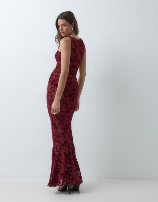 I.AM.GIA Venetia Maxikleid mit U-Boot-Ausschnitt, transparentem Mesh, Devore und Fishtail in Burgunderrot mit Blumenmuster, 3 von 5