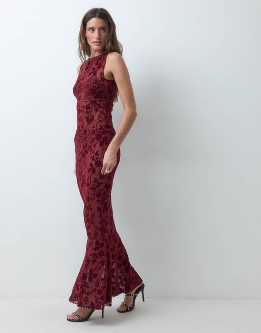 I.AM.GIA Venetia Maxikleid mit U-Boot-Ausschnitt, transparentem Mesh, Devore und Fishtail in Burgunderrot mit Blumenmuster, 5 von 5