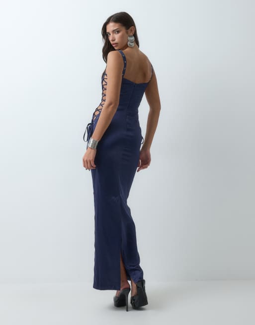 I.AM.GIA vestito lungo in raso blu navy con scollo a cuore, corsetto e allacciatura, 4 di 5