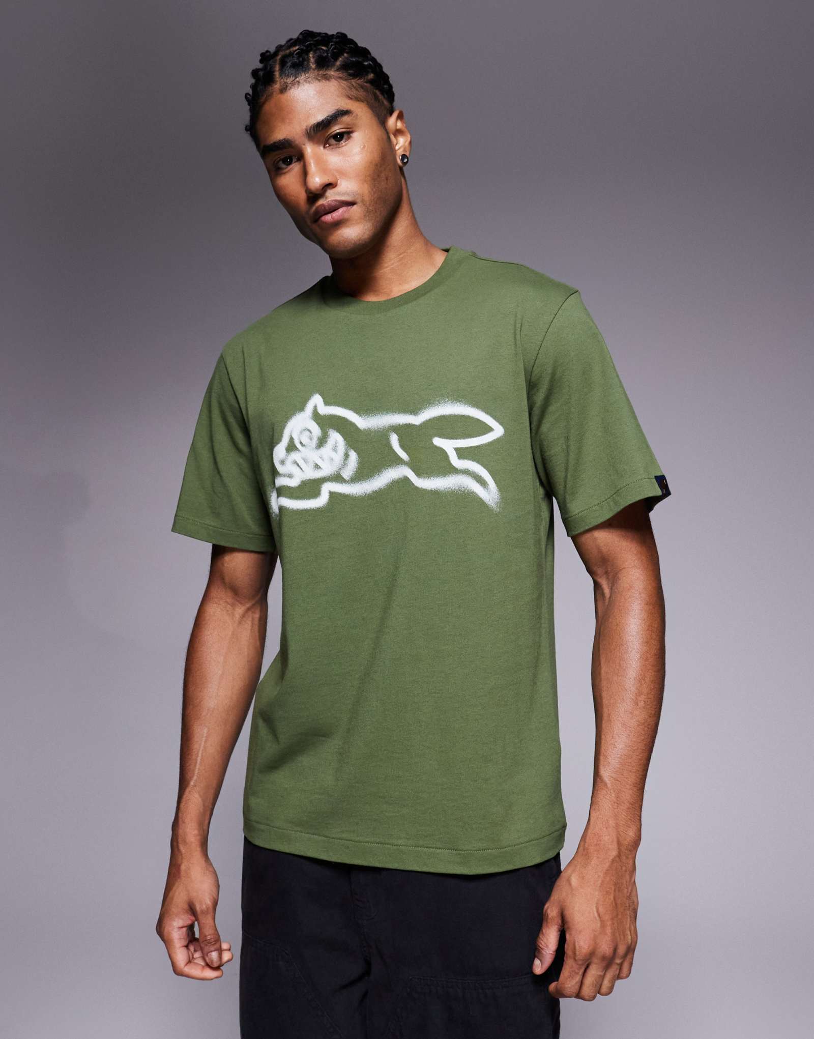 Футболка с изображением бегущей собаки из баллончика с мороженым зеленого цвета хаки