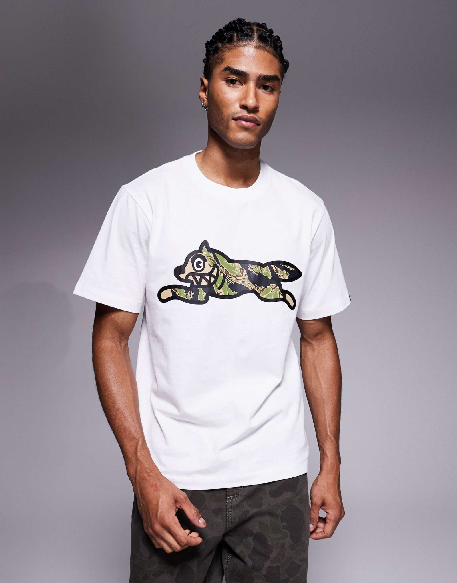 Белая камуфляжная футболка с бегущей собакой в тигровую полоску цвета мороженого