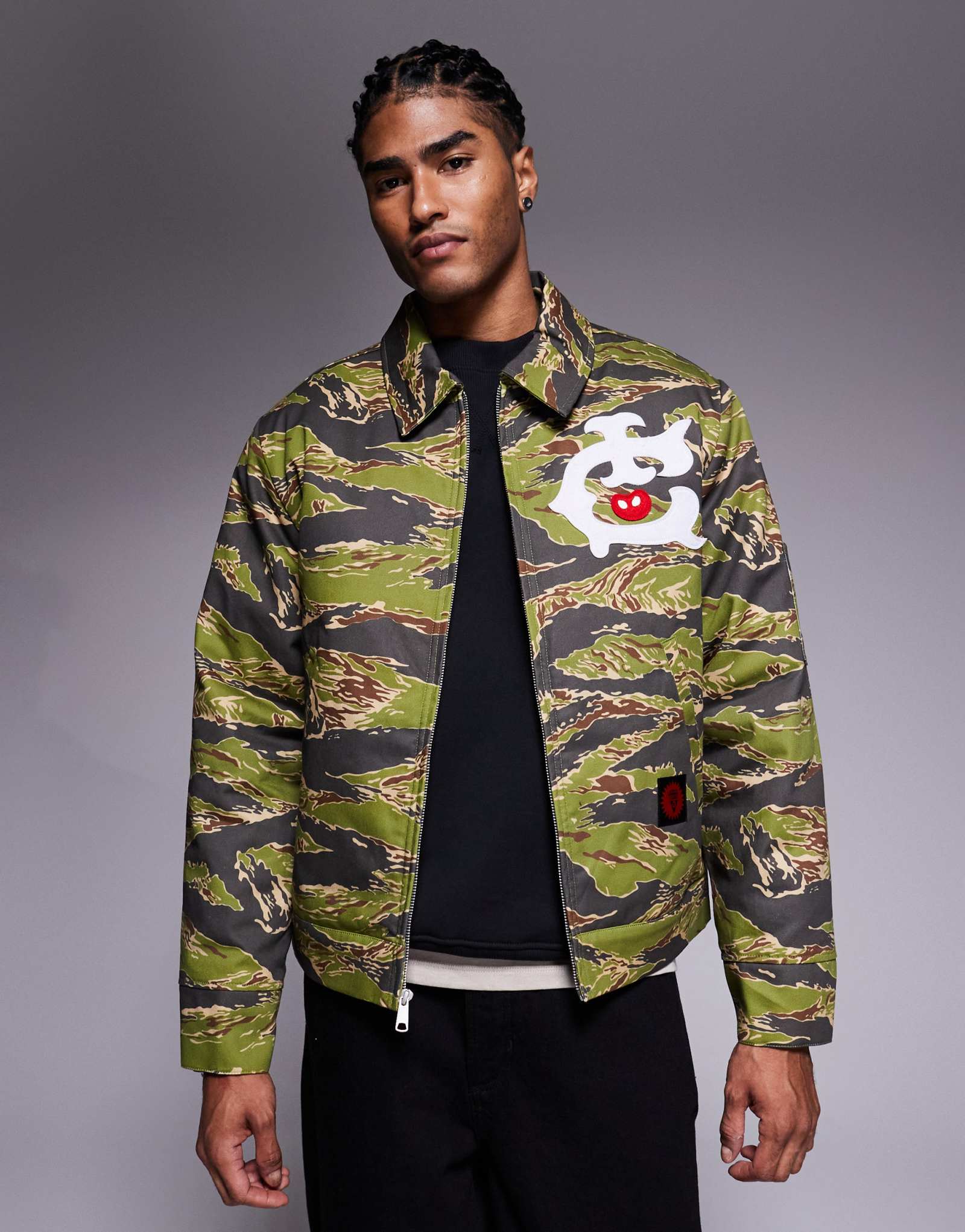 Камуфляжная куртка дальнобойщика в зеленую и коричневую полоску цвета мороженого тигра