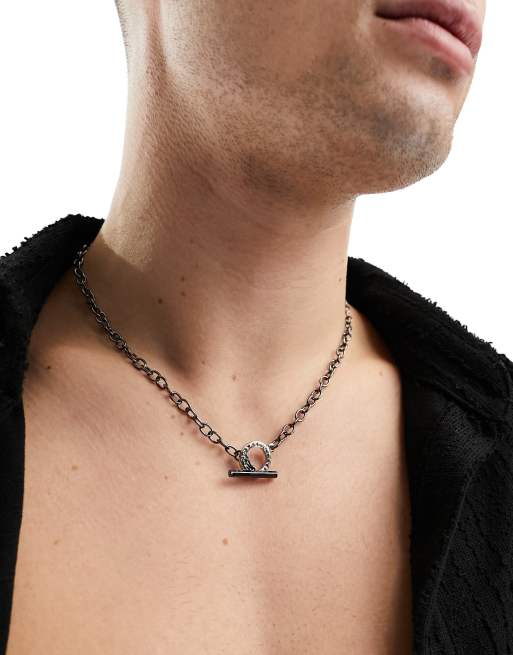 Icon Brand – Fluidity – Naszyjnik w stalowym kolorze z zawieszką w kształcie litery T