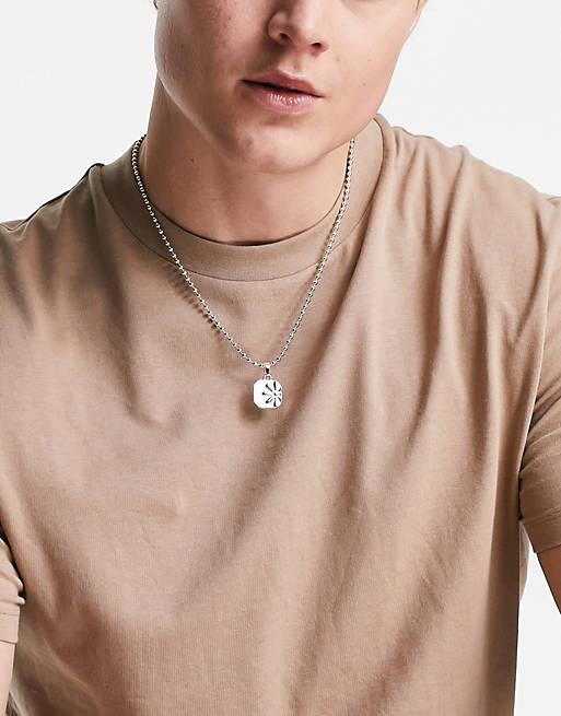 Icon Brand – Halskette mit quadratischem Gänseblümchen-Anhänger in  Silberoptik