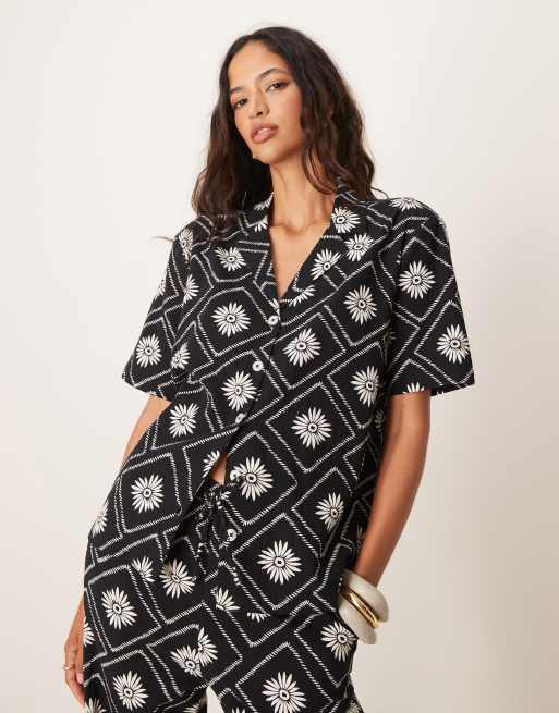 Iisla & Bird - Camicia da spiaggia nera a maniche corte con stampa fantasia bianca in coordinato
