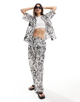 Iisla & Bird IIsla & bird graphic print loose fit beach trouser co-ord in white and black-Multi