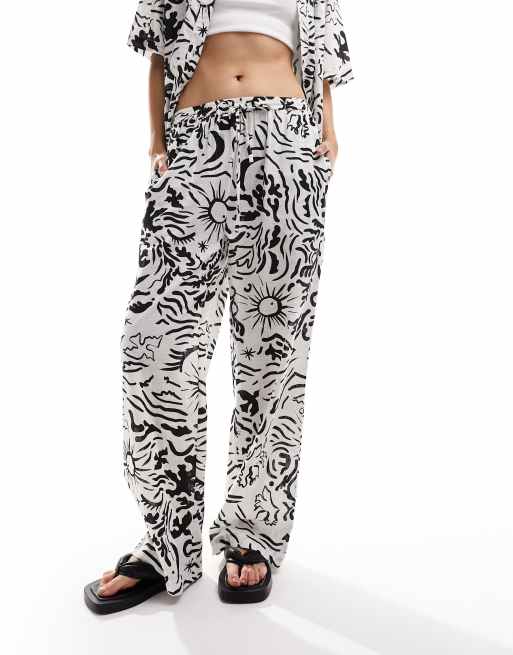 IIsla & bird graphic print loose fit beach trouser co-ord in white and black, 2 of 5