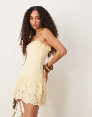 Iisla & Bird - Kurzes Strandkleid in Gelb mit Rüschen