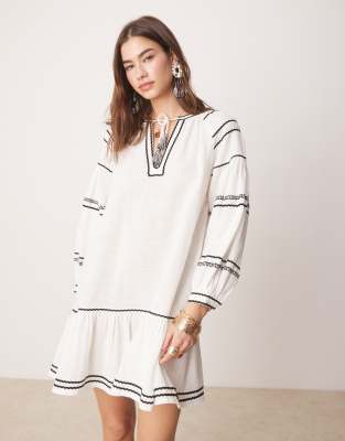 Iisla & Bird - Langärmliges Mini-Strandkleid in Weiß mit kontrastierendem Besatz