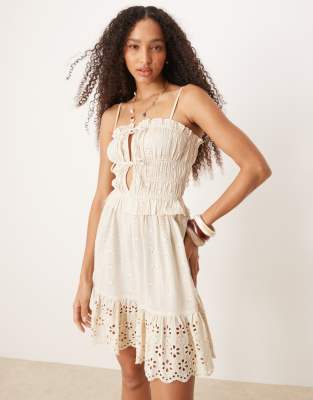 Iisla & Bird - Robe de plage courte en broderie anglaise avec liens noués à l'avant - Grège - view 1