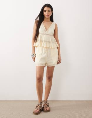 Iisla & Bird - Schwingende Shorts in Beige-Neutral