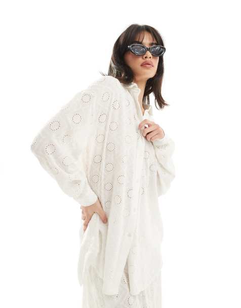 Iisla & Bird - Strandoverhemd met broderie en lange mouwen in crème, deel van co-ord set - view 1