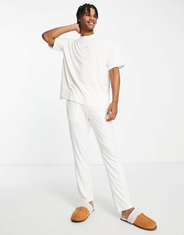 Il Sarto lounge t-shirt and pant set in off white