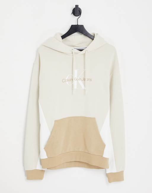 In esclusiva per ASOS - Calvin Klein Jeans - Blocking Capsule - Felpa con cappuccio in cotone color pietra con monogramma