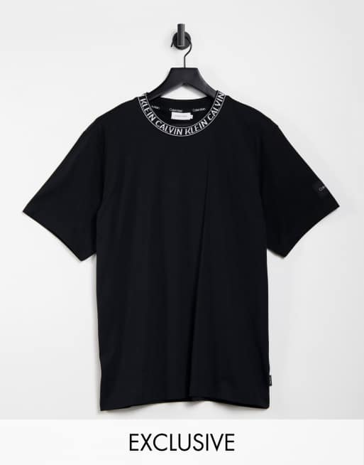 In esclusiva per ASOS - Calvin Klein - T-shirt comoda nera con logo sul collo