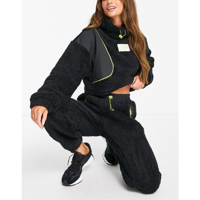 Activewear dKYgm In esclusiva per - New Balance - Felpa con cappuccio corta in pile borg nera