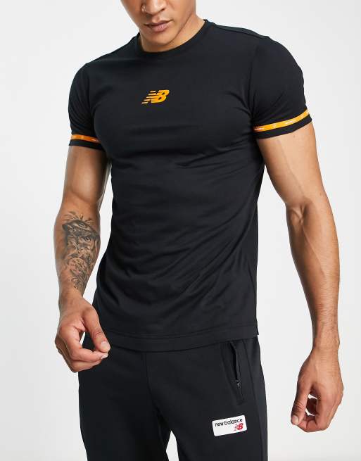 In esclusiva per ASOS - New Balance - Football - T-shirt nera e arancione con grafica 