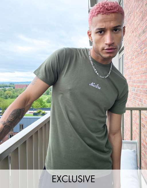 In esclusiva per ASOS - New Era - Essentials - T-shirt con scritta, colore kaki
