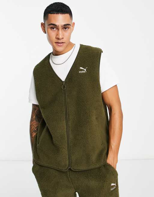 In esclusiva per ASOS - Puma - Classics - Canotta in pile borg verde oliva intenso con zip