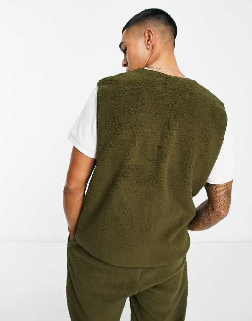 In esclusiva per ASOS - Puma - Classics - Canotta in pile borg verde oliva intenso con zip, 2 di 4