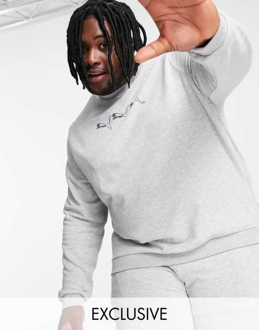 In esclusiva per ASOS - PUMA Plus - Felpa con logo con Puma ripetuto colore grigio