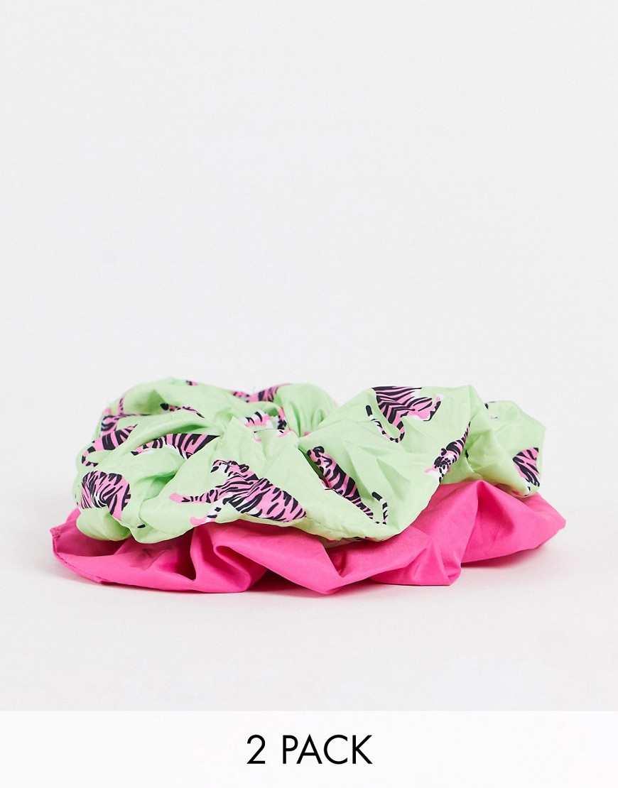 In esclusiva per ASOS - The Flat Lay Co. - Set di elastici verde con stampa di tigri e rosa vivo-Multicolore