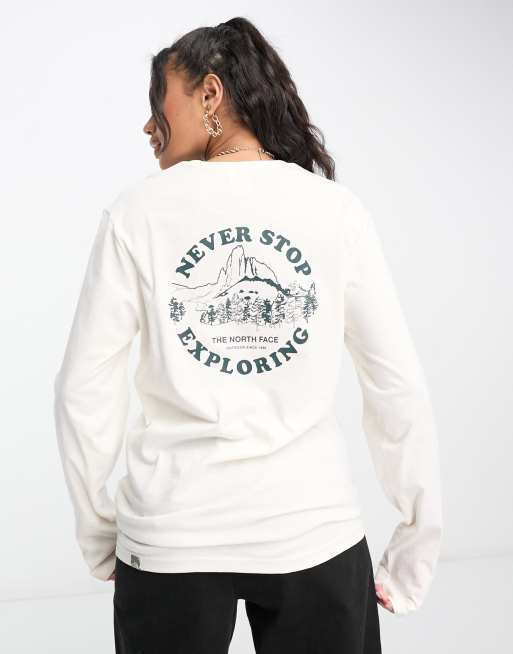 In esclusiva per ASOS The North Face Exploring Maglietta bianca a maniche lunghe con stampa circolare sul retro ASOS