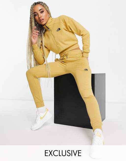 In esclusiva per ASOS - The North Face - Joggers aderenti color cuoio 