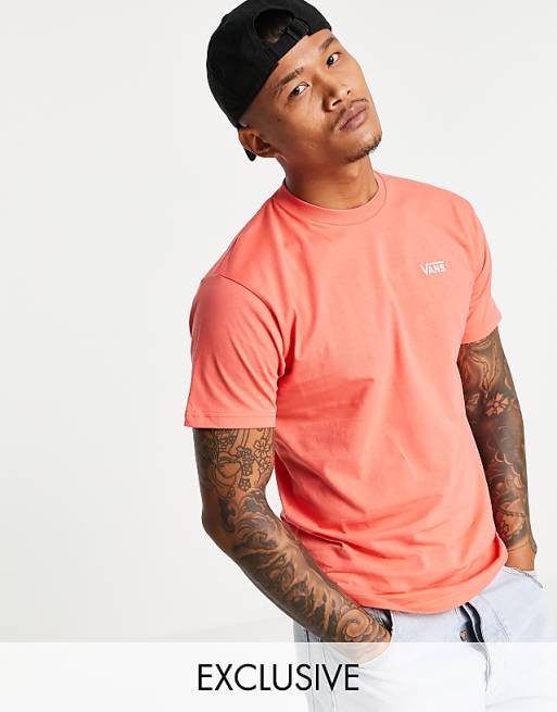 In esclusiva per ASOS - Vans - T-shirt corallo con logo piccolo In esclusiva per ASOS - Vans - T-shirt corallo con logo piccolo