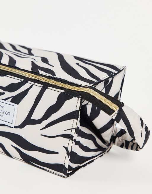 In esclusiva The Flat Lay Co. x ASOS - Beauty-case piatto zebrato, 4 di 4