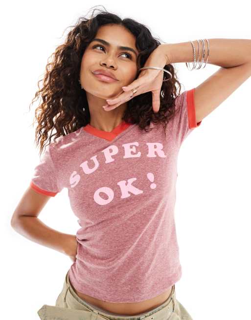 In esclusiva x ASOS - Deus Ex Machina - Ok - T-shirt mini rosa con scollo a V e profili a contrasto