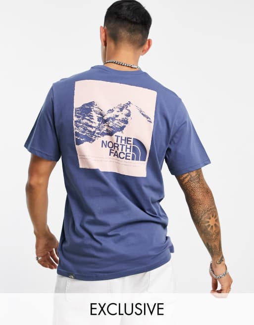 In esclusiva x ASOS - The North Face - T-shirt blu con stampa di montagne