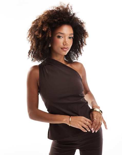 In The Style - Asymmetrische bengaline top met blote schouder en rimpeleffect in chocoladebruin, deel van co-ord set - view 1