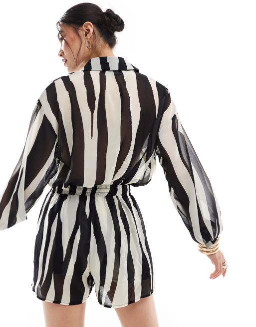 In The Style beach short co-ord in zebra print, 4 of 5